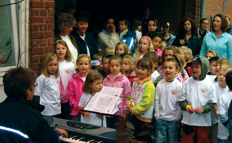 Kinder singen zum 80. Jubilum ihrer Kita